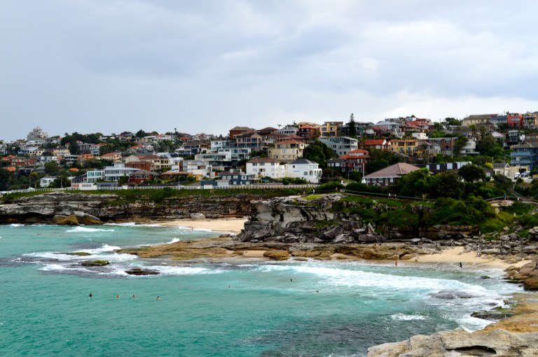 I just want one of these cliffside coastal houses sooo bad! Isn't it beautiful? 