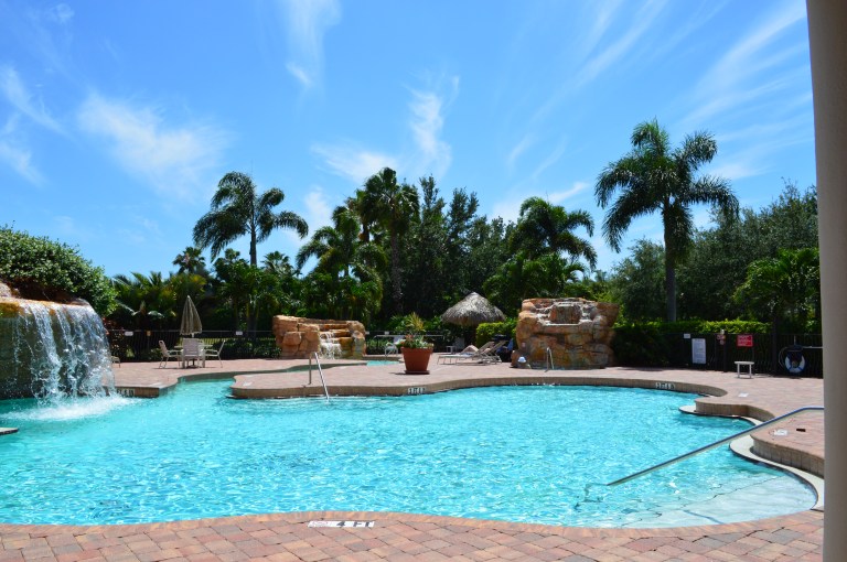 Look at that blue sky! Don't you just feel like you are on vacation looking at this pool?