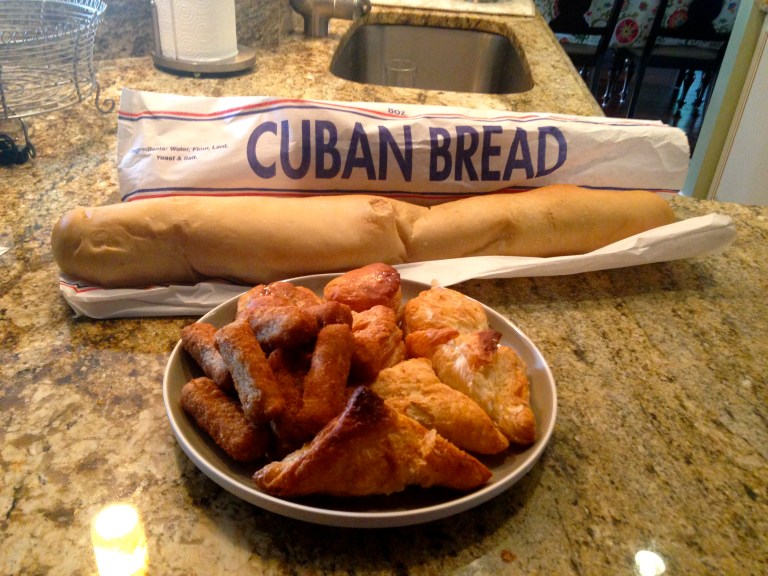 Guava y queso, Pastelitos de carne, y Croquetas con Jamon